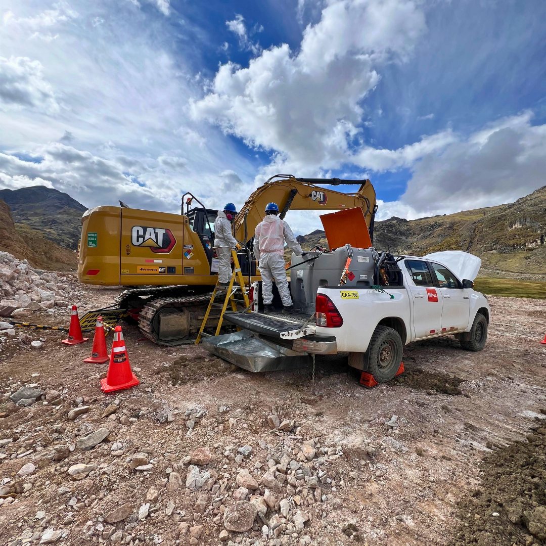 Camioneta de combustible llega junto a la excavadora