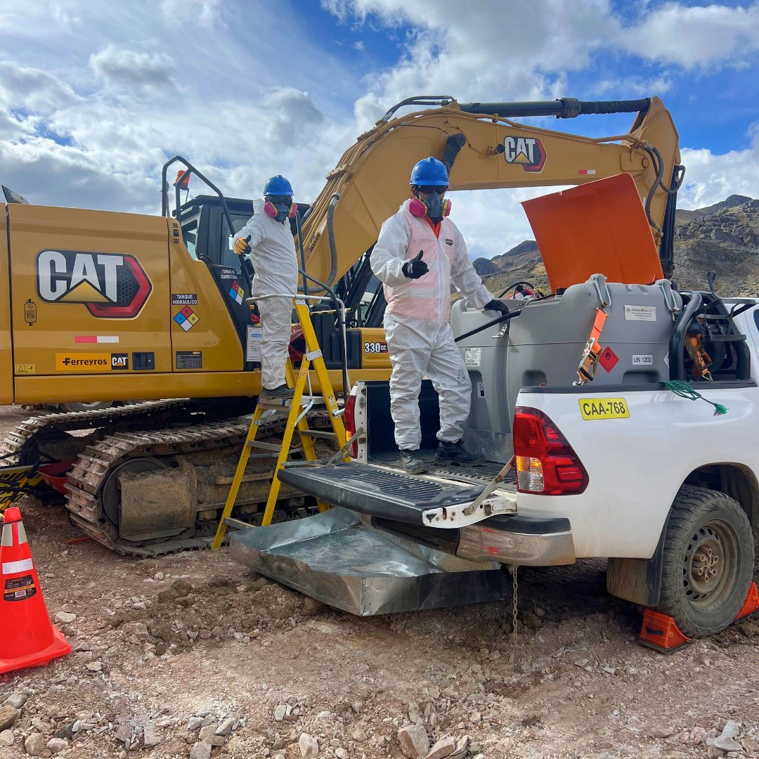 Excavadora CAT reabastecida en su frente