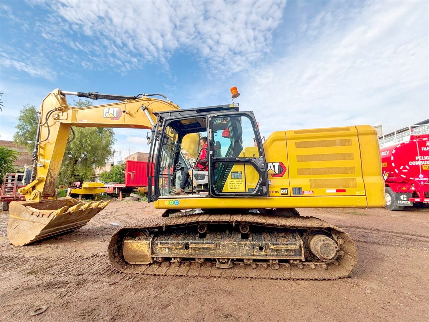 Excavadora CAT en operación