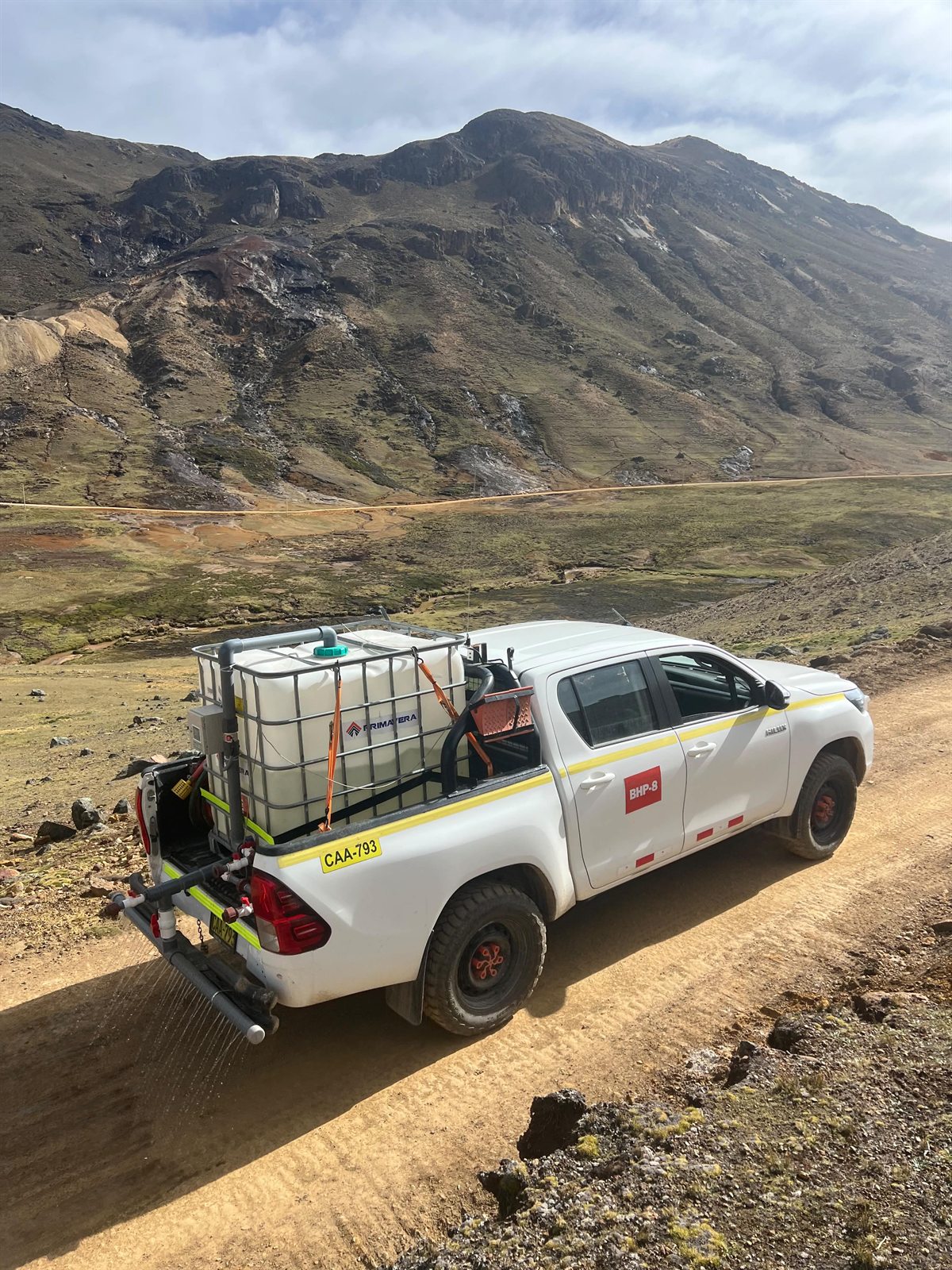 Camioneta con tanque IBC de agua en ruta