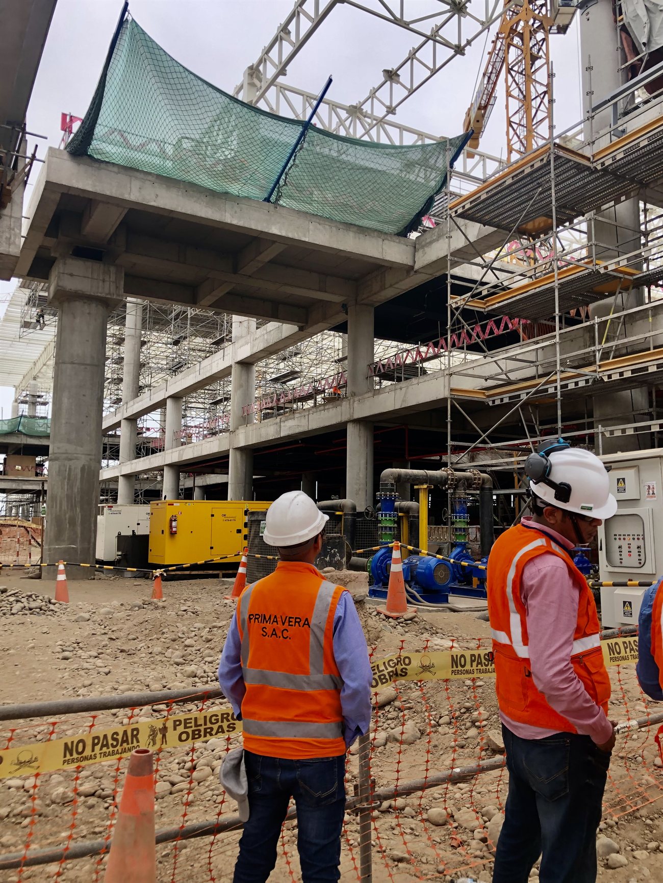 Supervisores de Primavera con EPP en obra de construcción