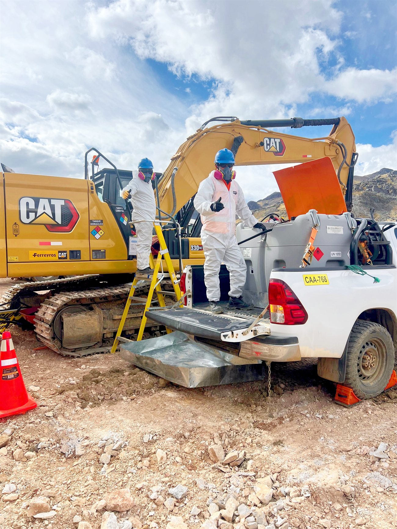 Supervisores de Primavera con EPP y señalización de seguridad en obra
